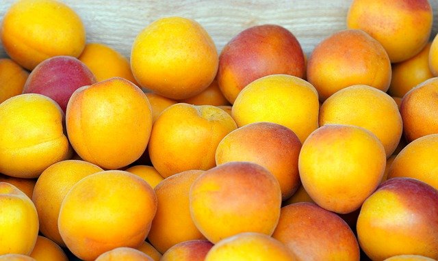 Peaches Fruits Food Fresh  - matthiasboeckel / Pixabay